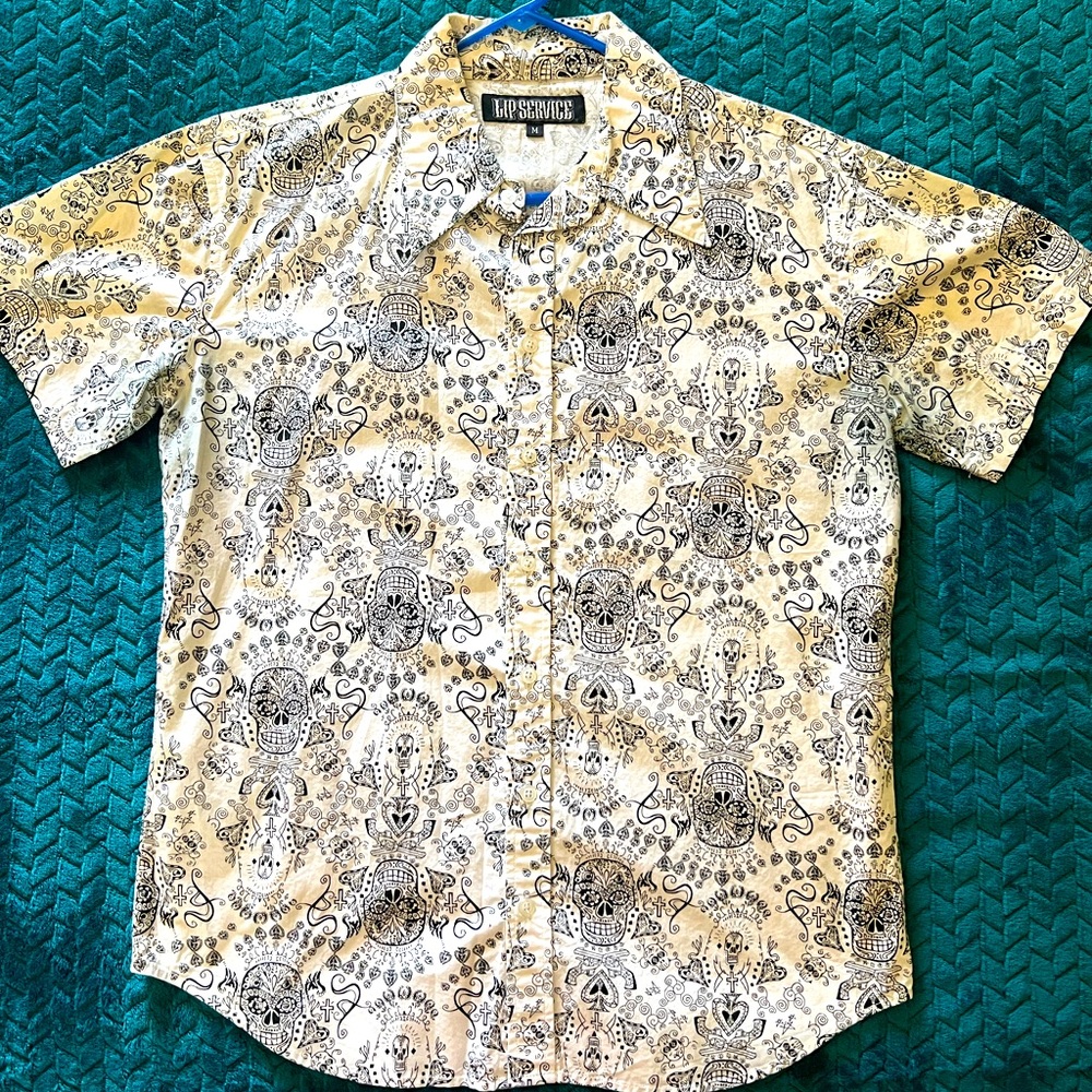 Lip Service Skull Print Men’s Medium button up short sleeve shirt.